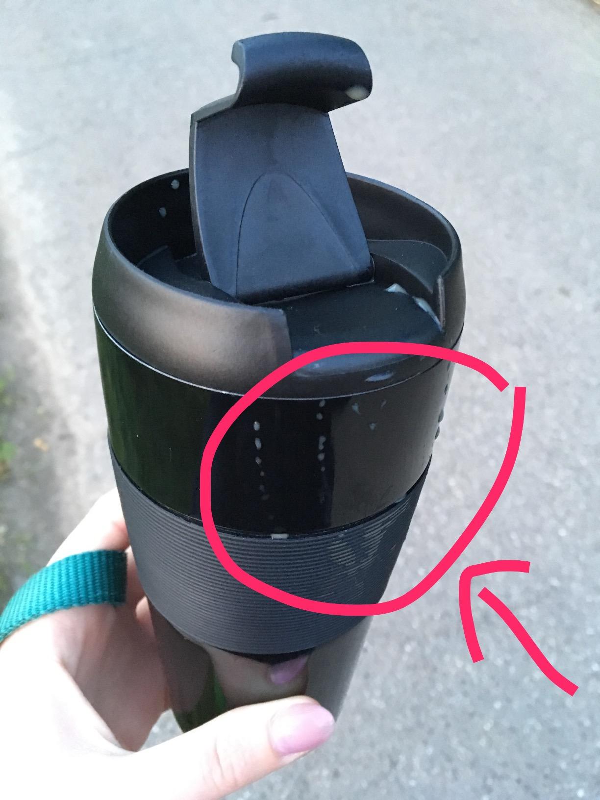 Kaffee kam durch den Deckel